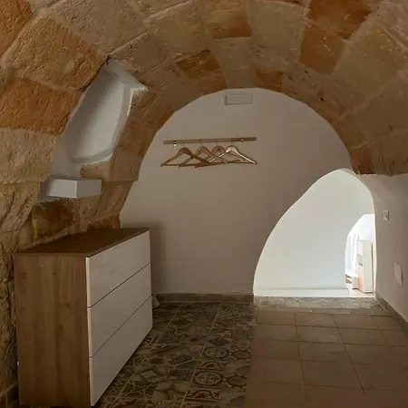 Yellow House ليفيرانو